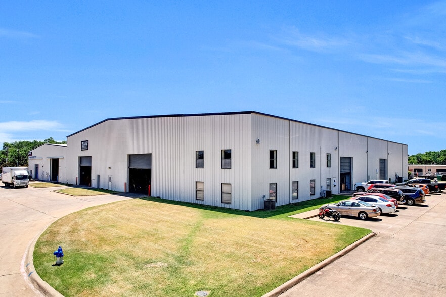 More Photos Of 190 Industrial Blvd, McKinney Manufacturing For Sale