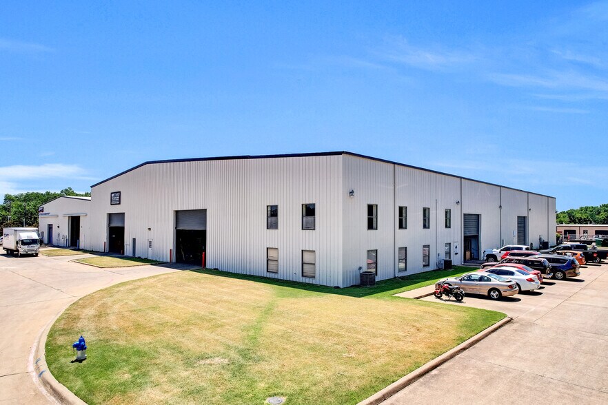 More Photos Of 190 Industrial Blvd, McKinney Manufacturing For Lease