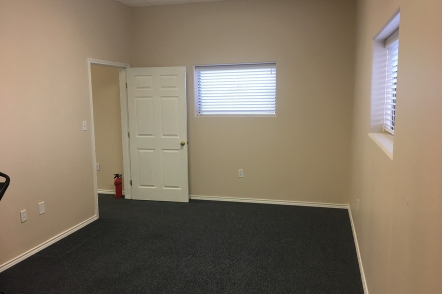 More Photos Of 6717 Kram St, Corpus Christi Warehouse For Lease