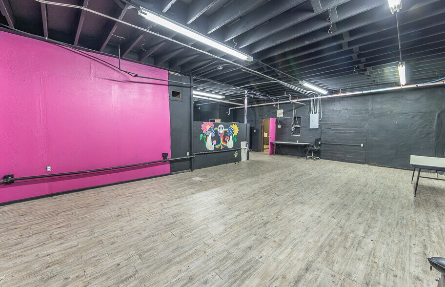More Photos Of 2621 34th St, Lubbock Freestanding For Sale