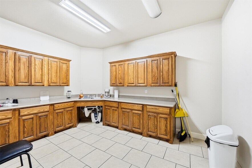 More Photos Of 1300 E Belknap St, Fort Worth Showroom For Sale