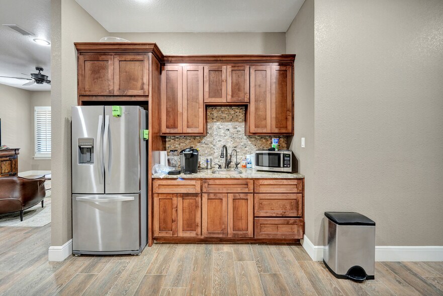 More Photos Of 4313 N County Rd W, Odessa Office For Sale