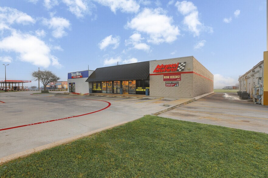 More Photos Of 12296 Veterans Memorial Dr, Houston Freestanding For Sale