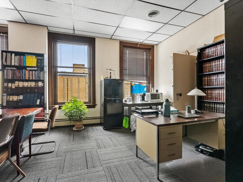 More Photos Of 921-931 8th St, Manitowoc Office For Sale