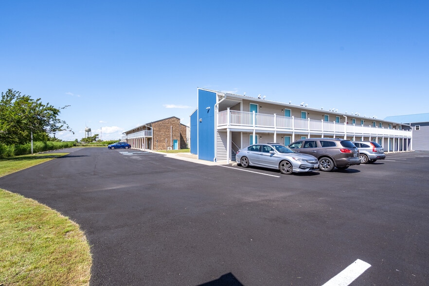 More Photos Of 700 Norris Harbor Dr, Crisfield Hotel For Sale