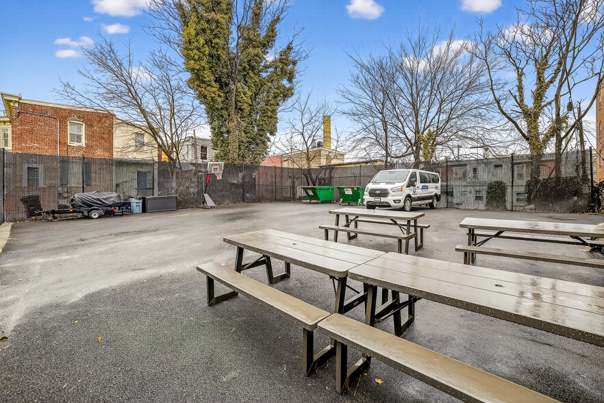 More Photos Of 1501 N Walnut St, Wilmington Office For Sale