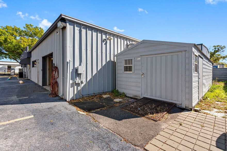 More Photos Of 4412 W Osborne Ave, Tampa Showroom For Sale