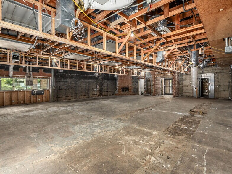 More Photos Of 11 Kitchin Pl, Asheville Bank For Lease