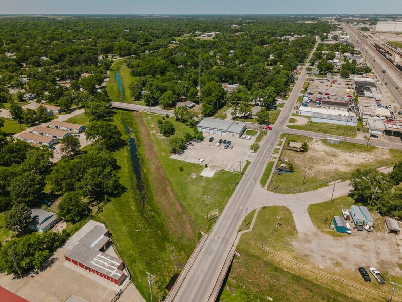 More Photos Of 2555 N Market St, Wichita Auto Repair For Sale
