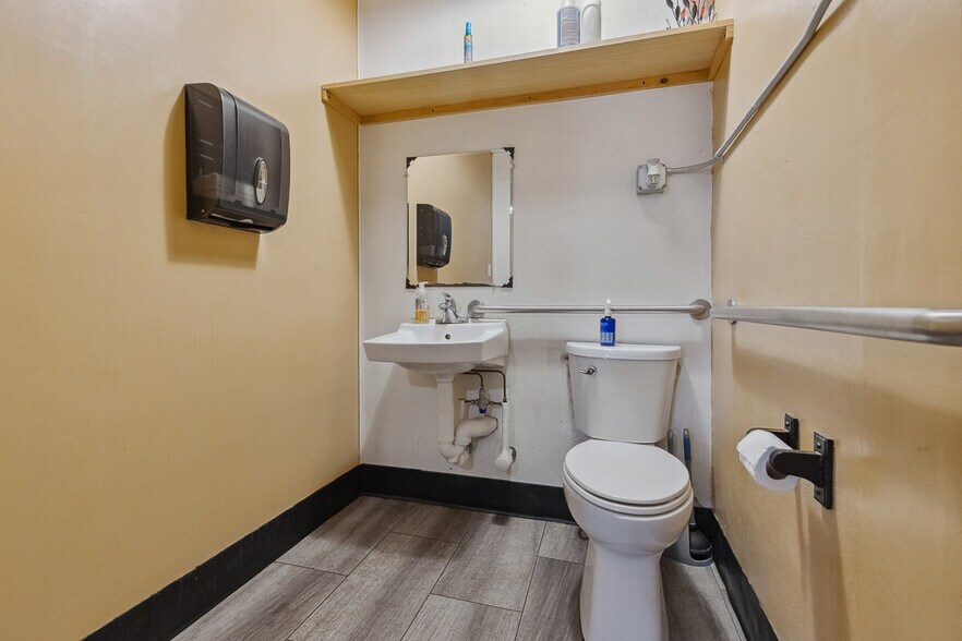 More Photos Of 700 N Union Ave, Alliance Freestanding For Sale