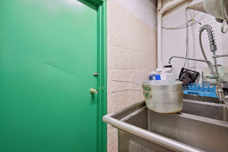 More Photos Of 3209 Mt Pleasant St NW, Washington Restaurant For Sale