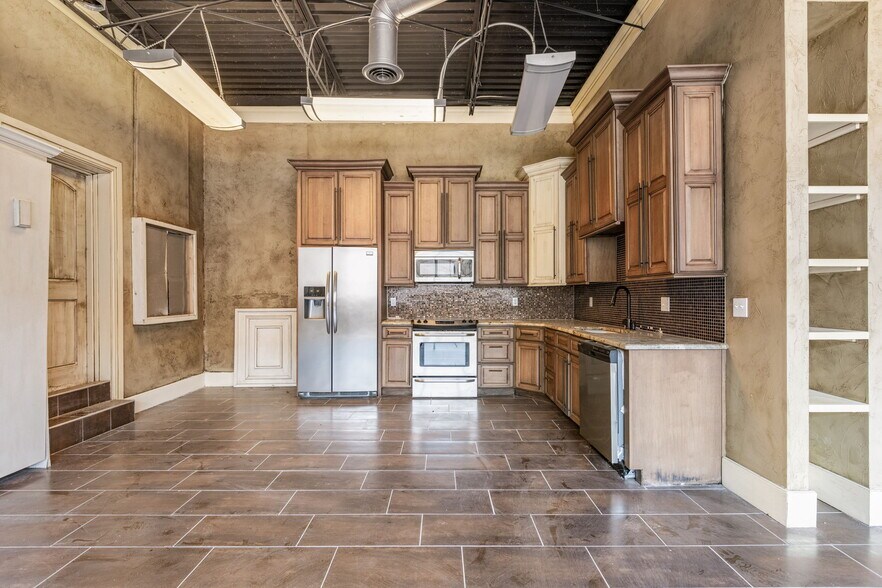 More Photos Of 807 S Xanthus Ave, Tulsa Warehouse For Lease