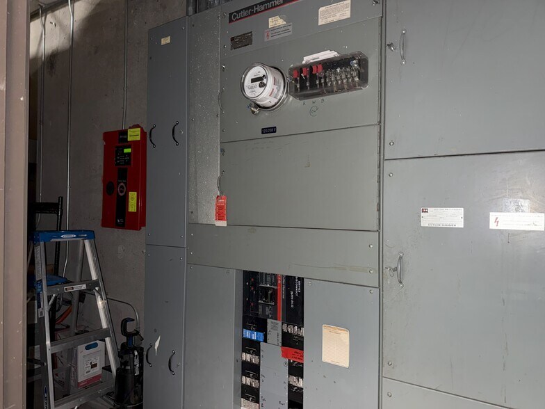 More Photos Of 7442 Vincent Cir, Huntington Beach Manufacturing For Lease