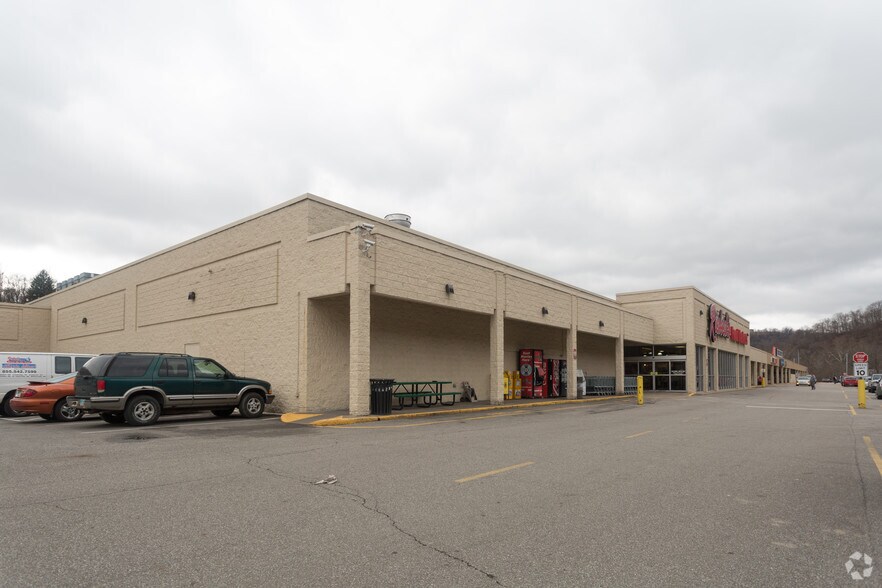 More Photos Of 2-10 Elm Grove Crossing Mall, Wheeling General Retail For Lease