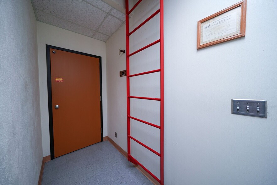 More Photos Of 1555-1557 SE Crystal Lake Dr, Corvallis Warehouse For Lease
