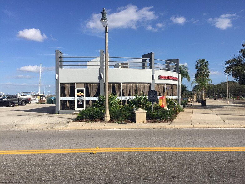 More Photos Of 350 E Seminole Blvd, Sanford Freestanding For Sale