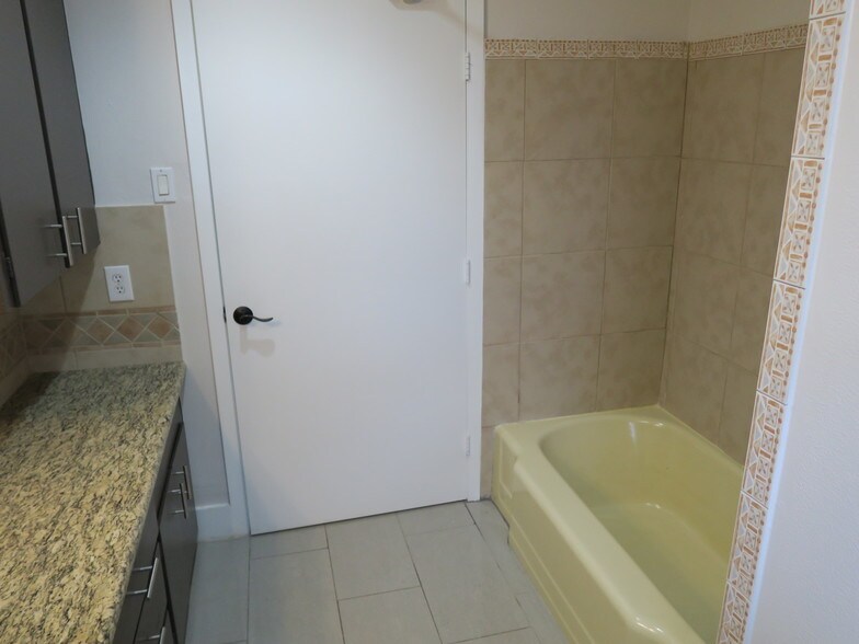 More Photos Of 5638 Star Ln, Houston Auto Dealership For Lease