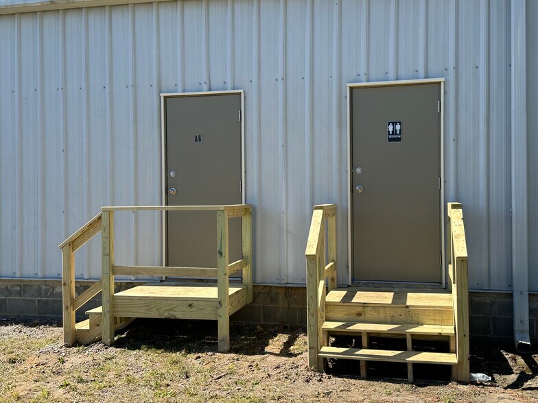 More Photos Of 658 Southern Ave, Fayetteville Warehouse For Lease