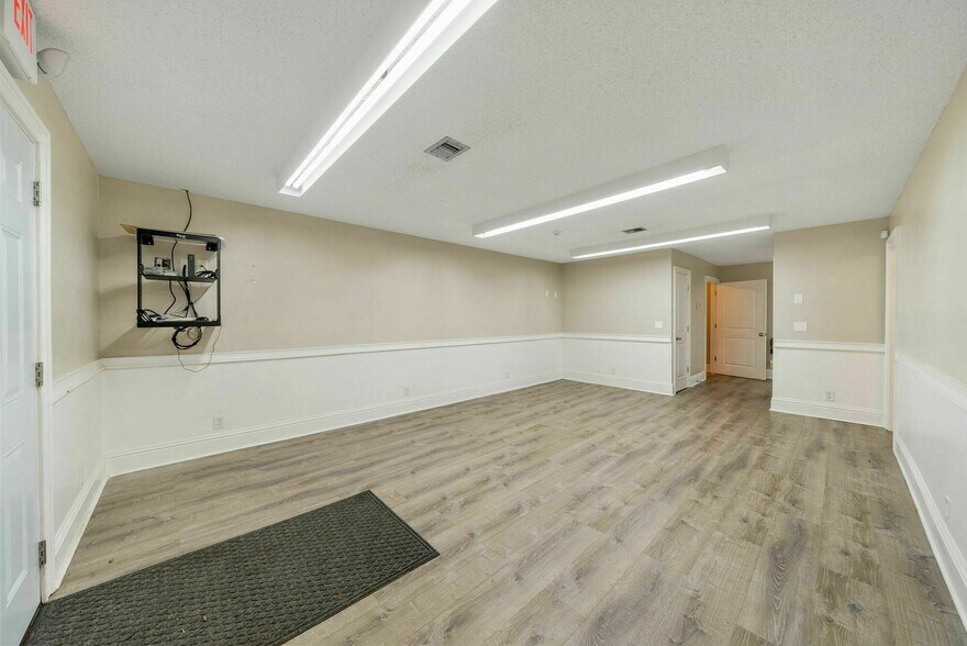 More Photos Of 726 Airport Rd, Panama City Loft Creative Space For Lease