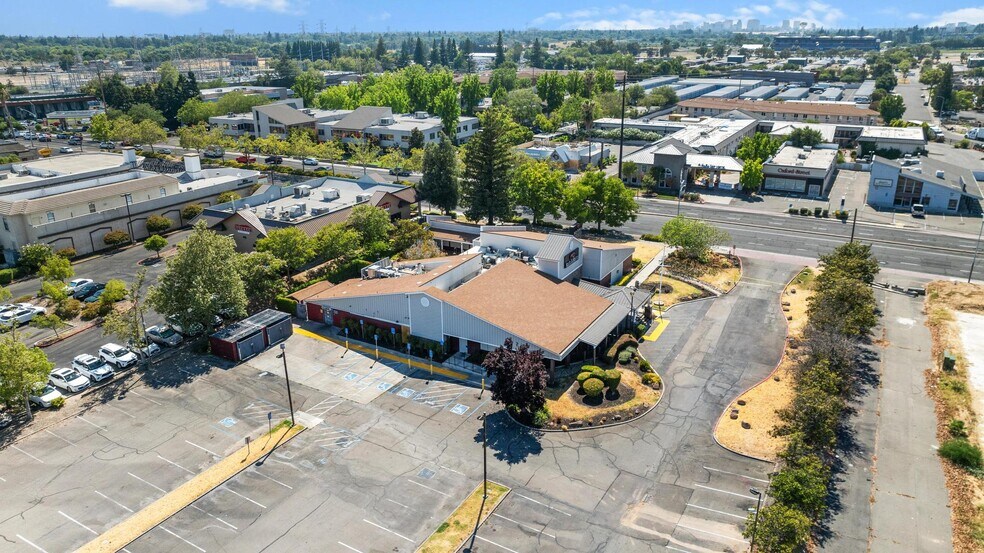 More Photos Of 1400 Howe Ave, Sacramento Restaurant For Lease