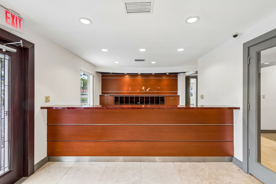 More Photos Of 13940 N Dale Mabry, Tampa Office For Sale