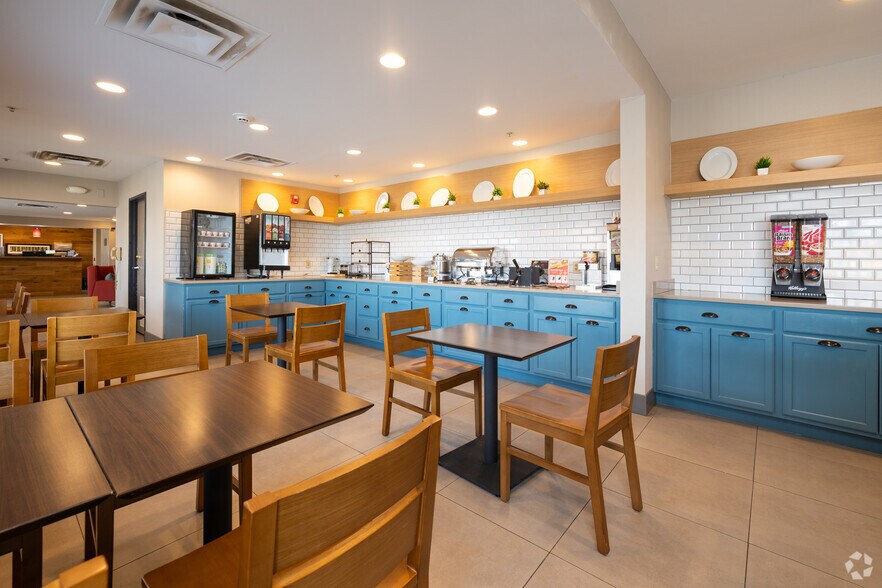 More Photos Of 541 W Dussel Dr, Maumee Hotel For Sale