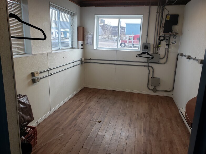More Photos Of 2679 Couch Road, Putnam Truck Terminal For Sale