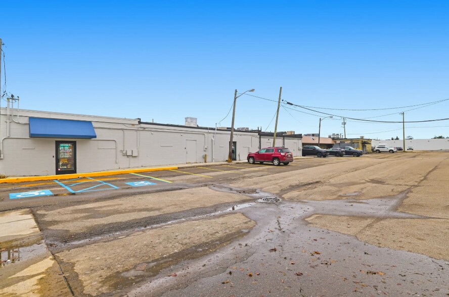 More Photos Of 1052-1072 W Huron St, Waterford Freestanding For Lease