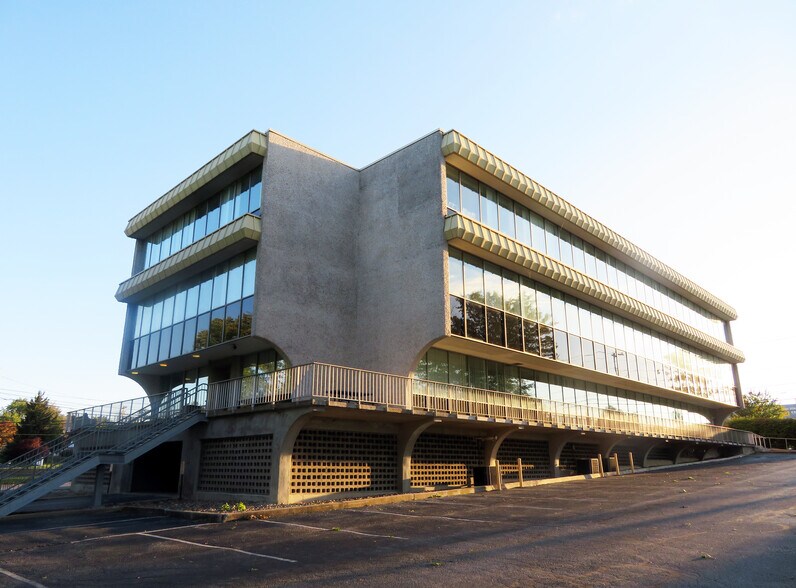 More Photos Of 355 N 21st St, Camp Hill Medical For Lease