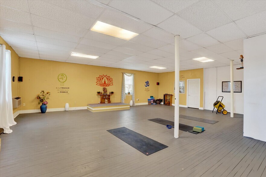 More Photos Of 1638 E Market St, York Flex For Sale