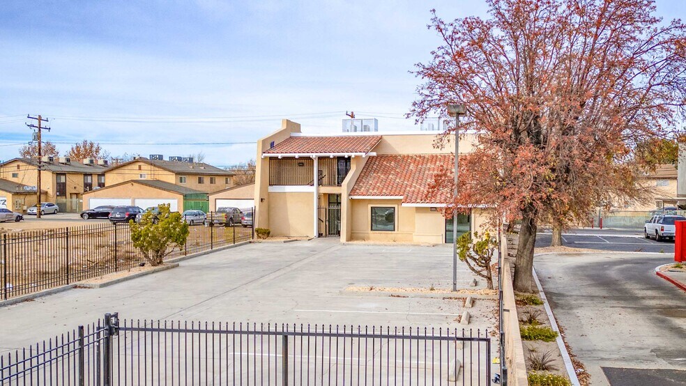 More Photos Of 465 E Palmdale Blvd, Palmdale Loft Creative Space For Lease