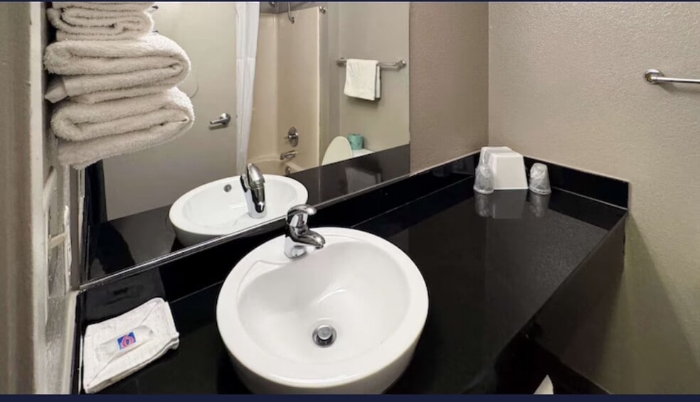 More Photos Of 1535 W Milwaukee Ave, Glenview Hotel For Sale