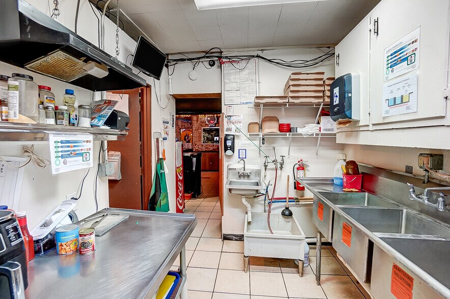 More Photos Of 3475 Mechanicsburg Rd, Springfield Bar For Sale