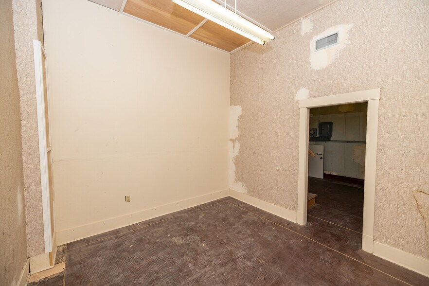 More Photos Of 108 S Santa Fe Ave, Salina General Retail For Lease