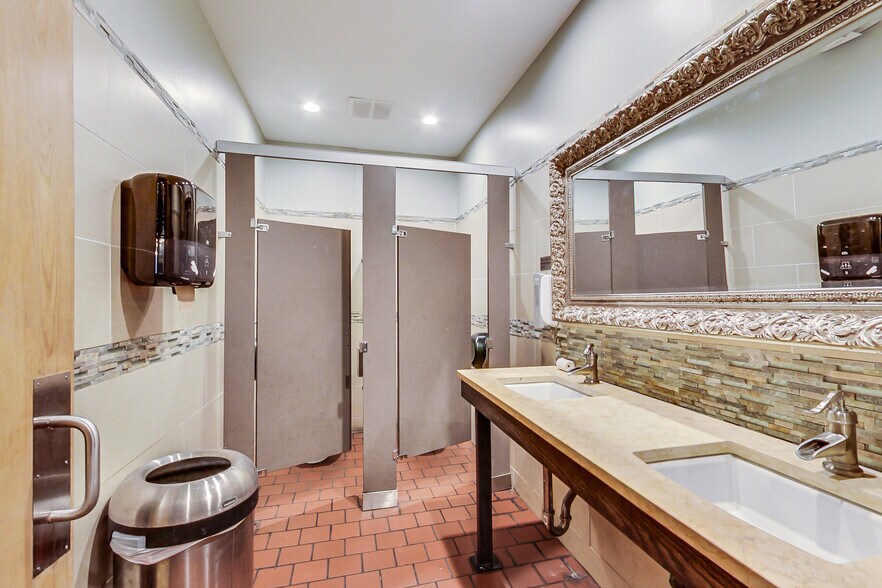 More Photos Of 2723 N Halsted St, Chicago Bar For Sale