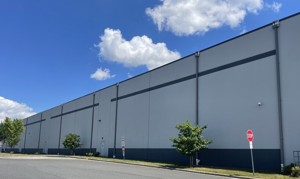 More Photos Of 1600 Livingston Ave, North Brunswick Distribution For Lease