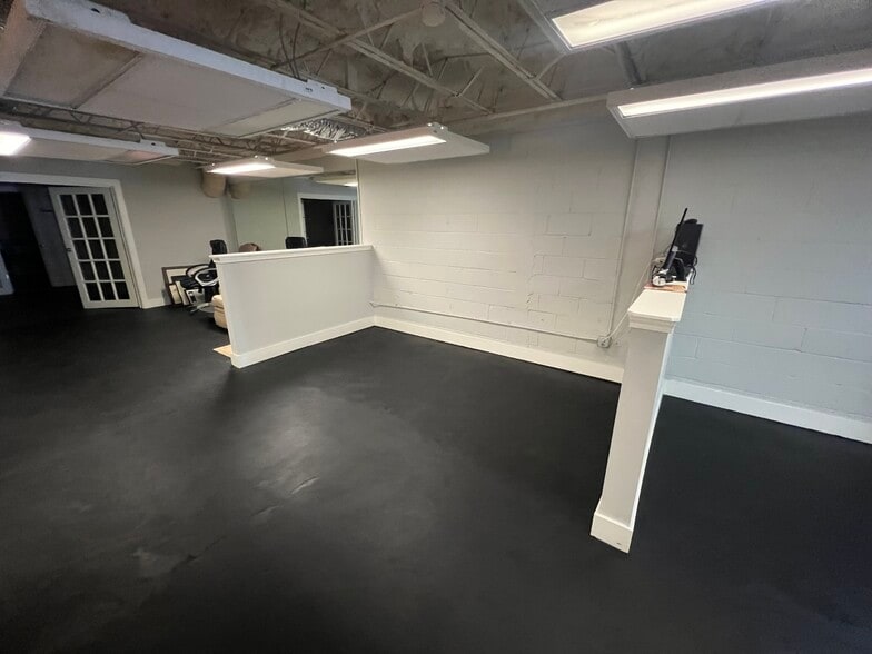 More Photos Of 24 E Andrews Dr NW, Atlanta Storefront For Lease