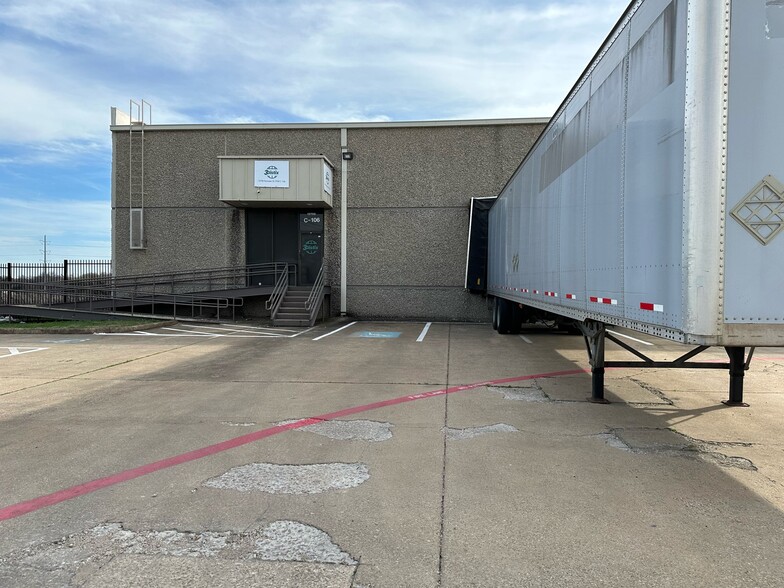 Primary Photo Of 12798 Perimeter Dr, Dallas Warehouse For Lease