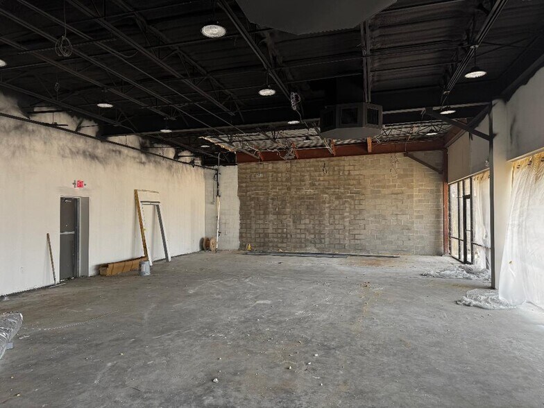 More Photos Of 6707 Canal St, Houston Storefront For Lease