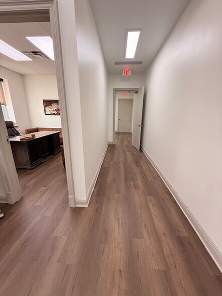 More Photos Of 24 W Chase St, Pensacola Office For Lease