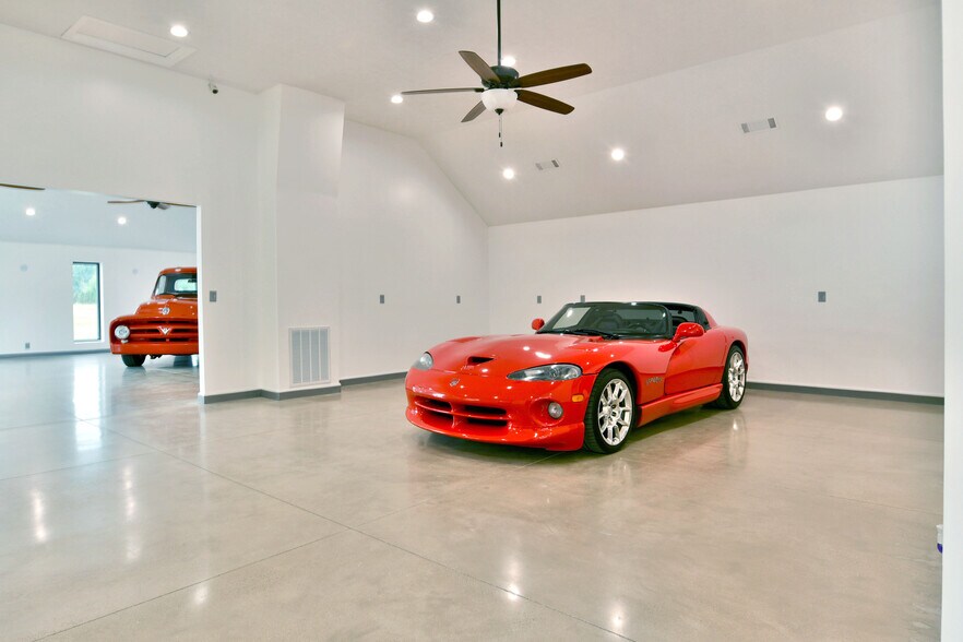 More Photos Of 3019 Parkman Rd NW, Warren Flex For Sale