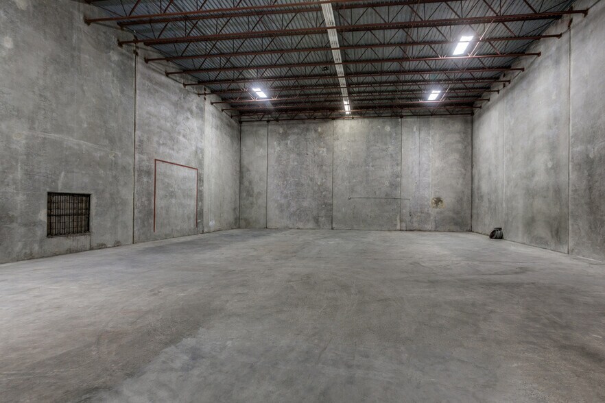 More Photos Of 12925 Lyndon B Johnson Fwy, Garland Showroom For Lease