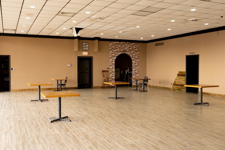 More Photos Of 2213 S Caraway Rd, Jonesboro Restaurant For Lease