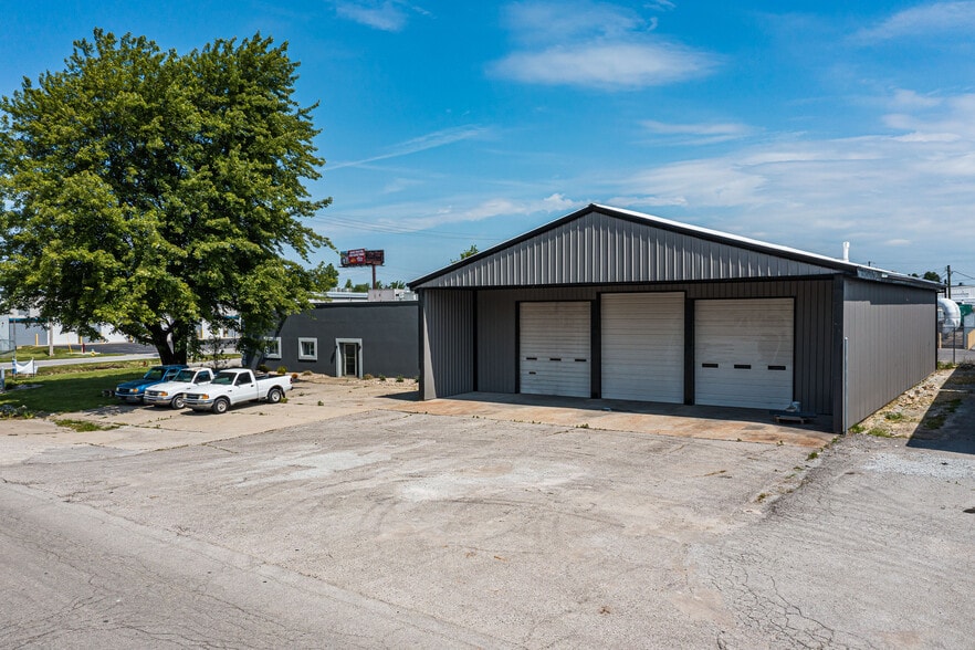 Primary Photo Of 1301 Fabricon Blvd, Jeffersonville Light Manufacturing For Lease