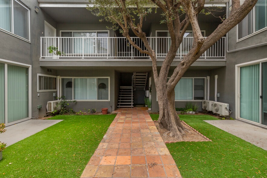 More Photos Of 7758 W 91st St, Playa del Rey Apartments For Sale