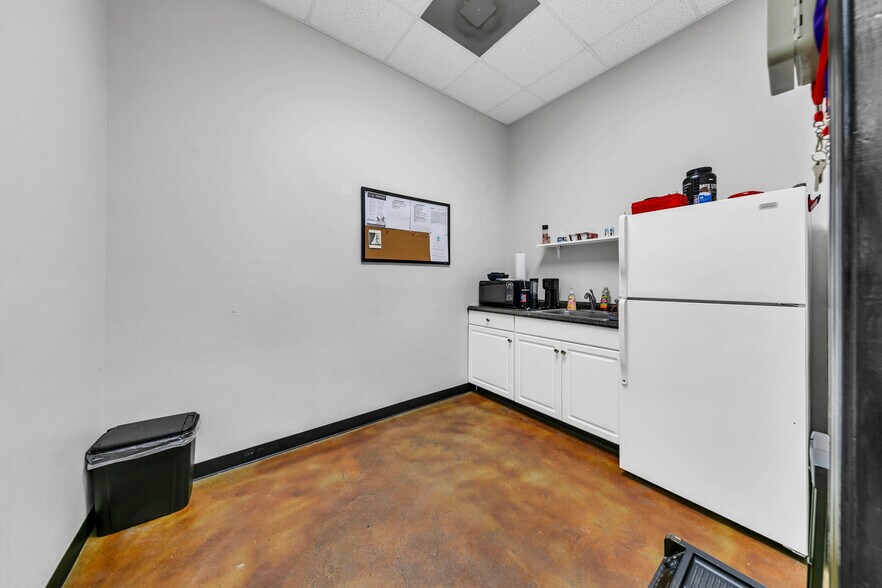 More Photos Of 2500 S Ferdon Blvd, Crestview Storefront For Lease