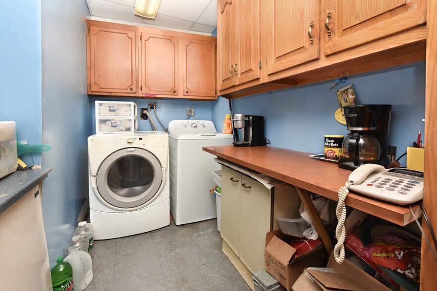 More Photos Of 4143 Main St, Bridgeport Storefront For Sale