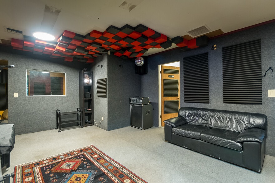 More Photos Of 2720 N Ontario St, Burbank Warehouse For Sale