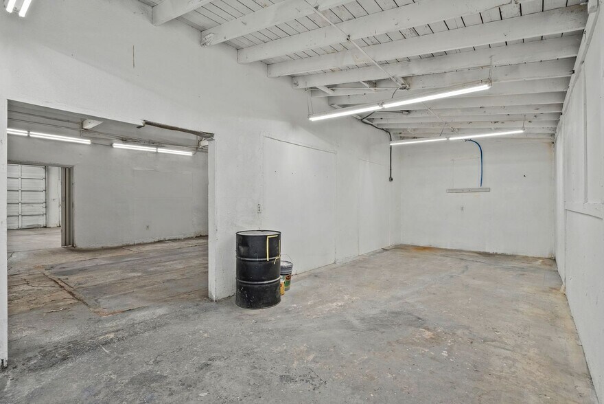 More Photos Of 14222-14226 Aetna St, Van Nuys Warehouse For Lease