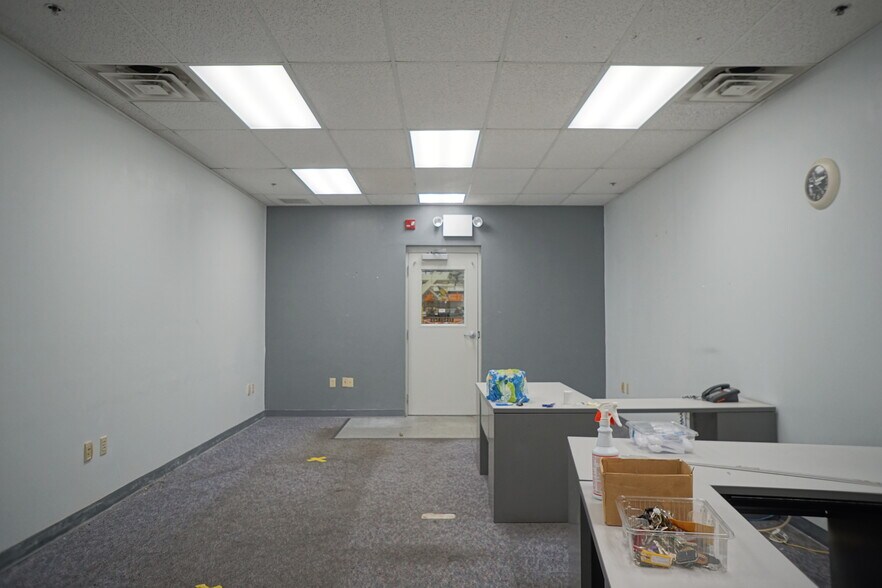 More Photos Of 850 Industrial Rd, Madisonville Manufacturing For Lease